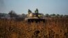 Українські артилеристи готуються до ведення вогню із самохідної гаубиці 2С1 «Гвоздика» по російських позиціях на півдні України 8 жовтня 2022 року