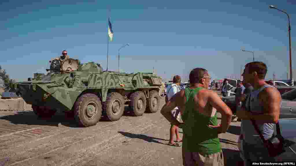 На админгранице стоит украинский БТР с военными