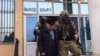 Казакстандын Башкы прокуратурасы тараткан билдирүүдө "кармалган шектүүлөргө жооптуу кызмат адамдары жардам берип турган" деп айтылат. 