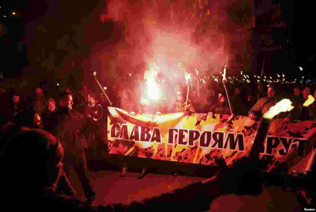 Учасники смолоскипової ходи пам'яті Героїв Крут. Київ, 29 січня 2016 року.