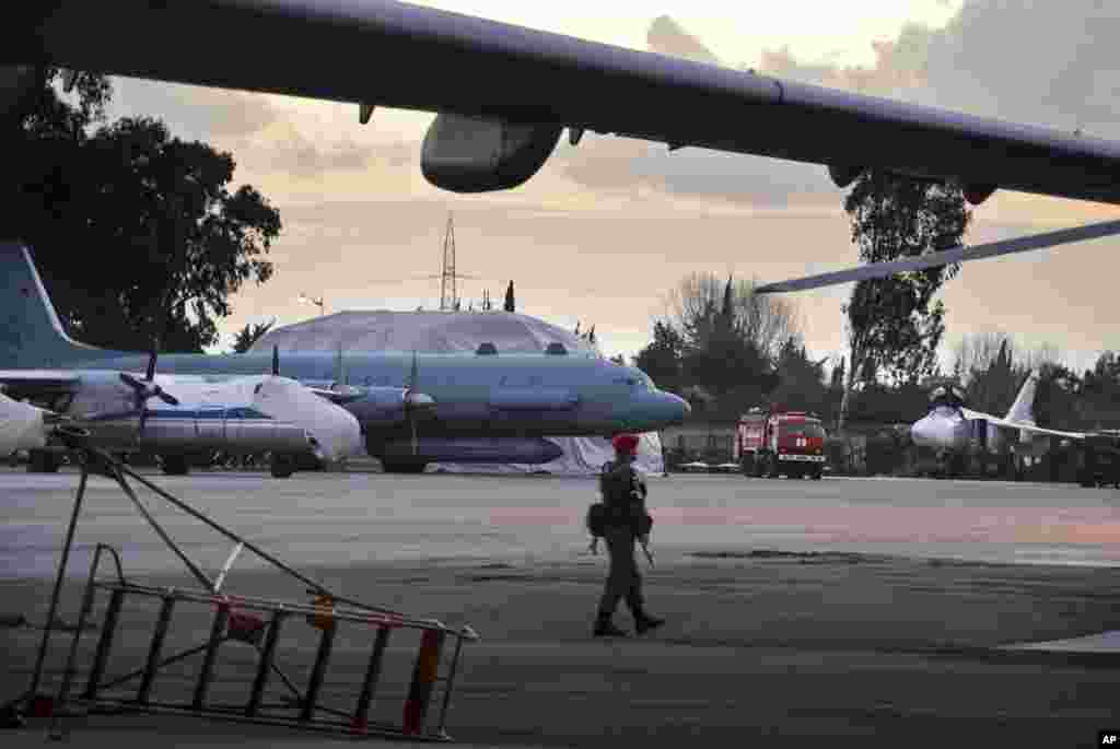 Un polițist militar rus, patrulând la baza aeriană Hmeimim, în martie 2016. Cercetătorul Robert E. Hamilton spune că rămâne de văzut despre ce sunt cu adevărat discuțiile începute de Rusia cu HTS, „despre asigurarea unei retrageri ordonate a forțelor ruse din Siria sau despre faptul că Rusia își poate menține bazele acolo”.