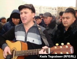 Бард Жанат Эсентаев Жанаөзөндө иш таштаган жумушчуларды колдоп ырдоодо. Актау шаары. 23-декабрь 2011.