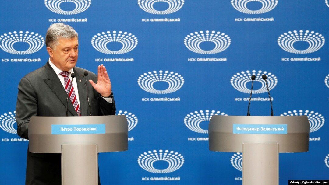 НСК «Олімпійський»: Кандидат Петро Порошенко на дебатах 14 квітня, на які не прийшов кандидат Володимир Зеленський, обговорює майбутнє України з порожньою трибуною, призначеною для його опонента 
