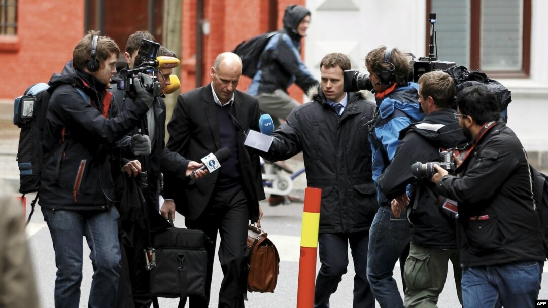 17 aprel 2012 Andres Breivikin vəkili Geir Lippesad Oslo məhkəməsinin qarşısında