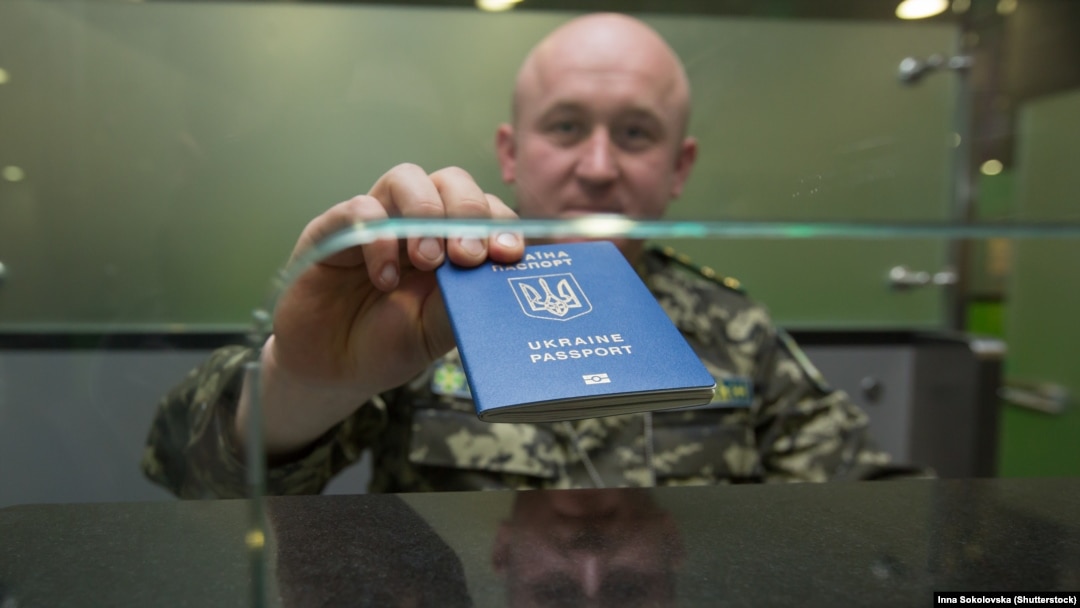 Прикордонник в аеропорту «Бориспіль» повертає паспорт громадянину України