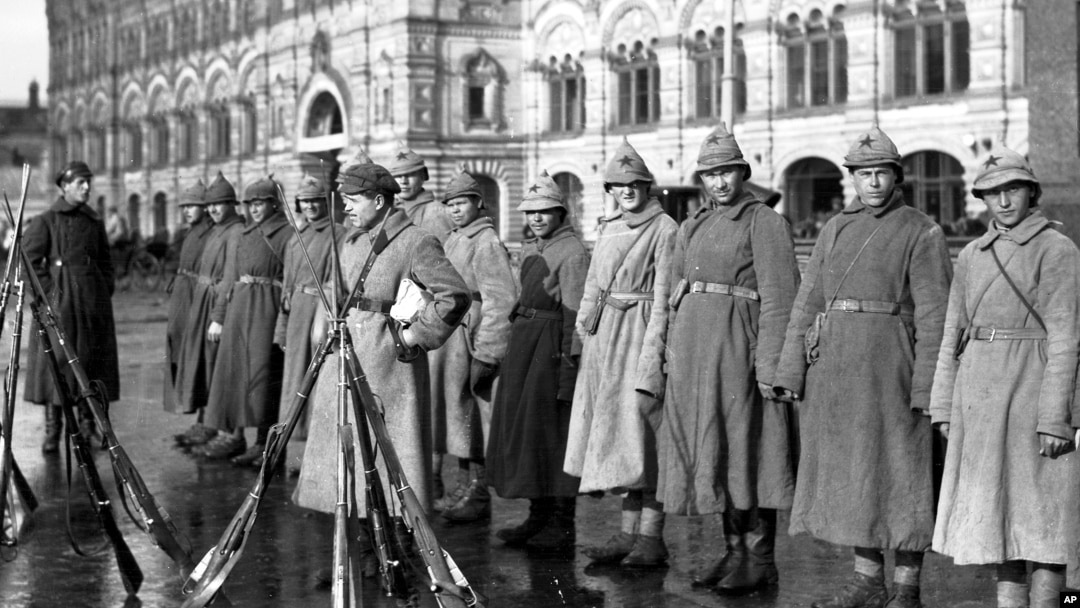 Vojnici Crvene armije na Crvenom trgu u novembru 1922. godine, ubrzo nakon što je zemlja obilježila petu godišnjicu boljševičkog preuzimanja vlasti 1917. godine. 