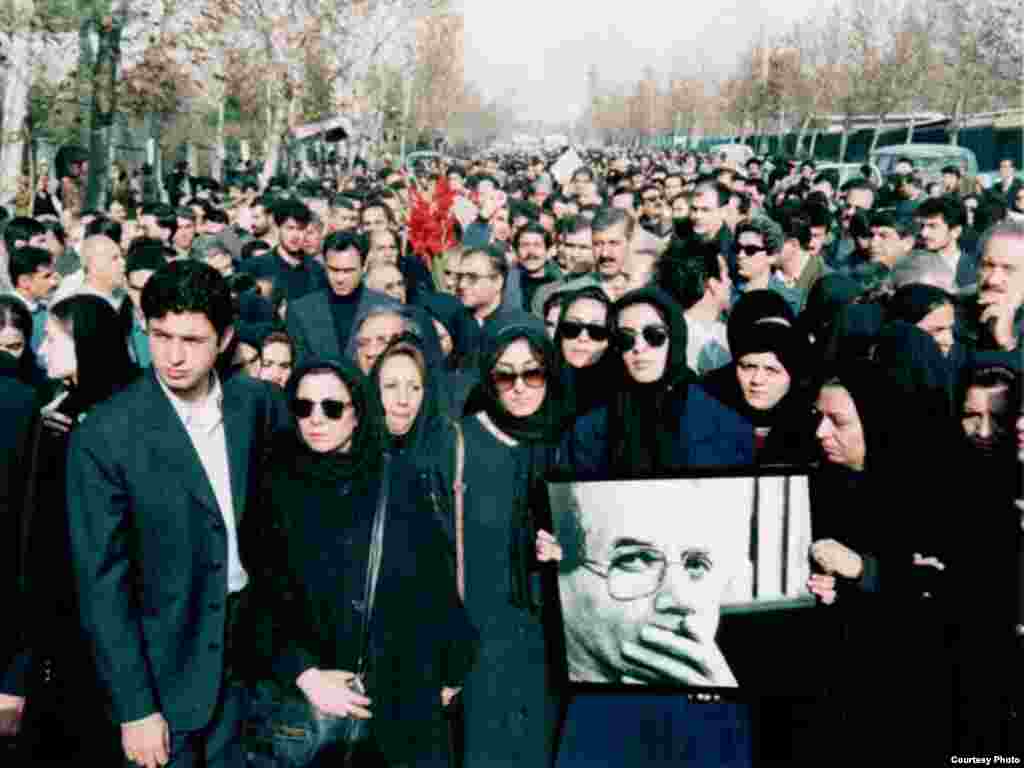 گوشههایی از مراسم خاکسپاری محمد مختاری - با وجود گذشت ۱۱ سال از قتل محمد مختاری و محمدجعفر پوینده، به دست افرادی که عوامل خودسر وزارت اطلاعات جمهوری اسلامی خوانده شدند، همچنان خواست خانوادههای این دو نویسنده دگر اندیش شناسایی آمران و مسببان اصلی این قتلهاست.