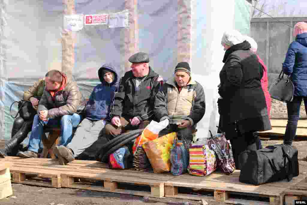 Люди в очікуванні на паспортний контроль з української сторони КПВВ «Майорськ», що поблизу Горлівки. Донецька область, 17 березня 2017 року ПЕРЕГЛЯНЬТЕ ВІДЕО 