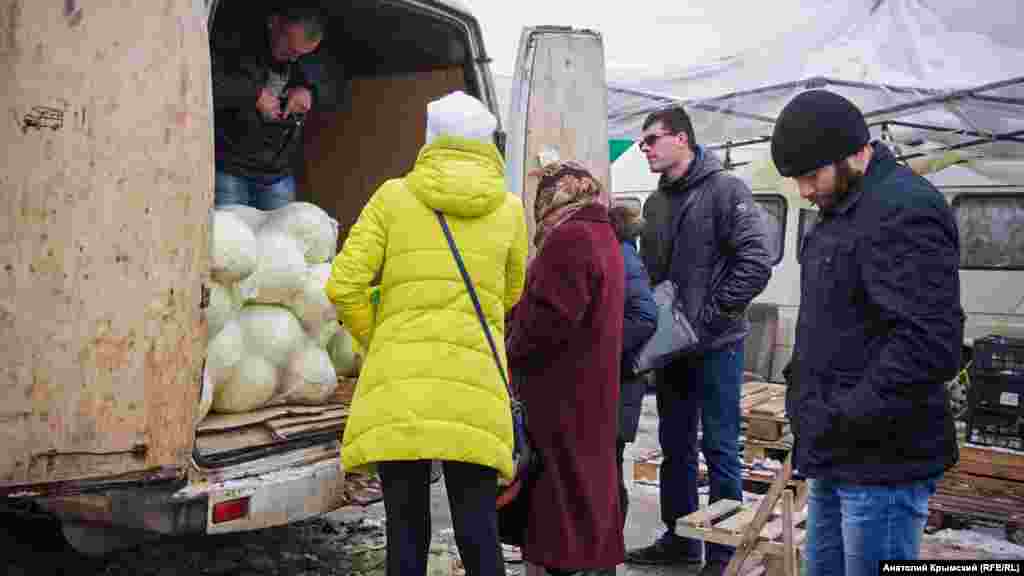 Фермеры из Первомайского района продают собственноручно выращенную капусту. Рассказывают, что раньше для полива использовали воду из Северо-Крымского канала, а ныне – артезианскую, что очень затратно.
