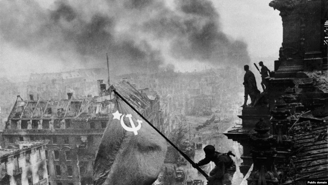 Змонтована фотографія Халдея «Встановлення прапора над Рейхстагом»