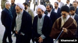 محمد محمدی گلپایگانی (چپ) در بازدید آیت‌الله خامنه‌ای از شهرری در سال ۱۳۷۳