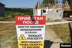 Tabla upozorenja ispred kuće koju je kupila kompanija Rio Tinto, u Gornjim Nedeljicama