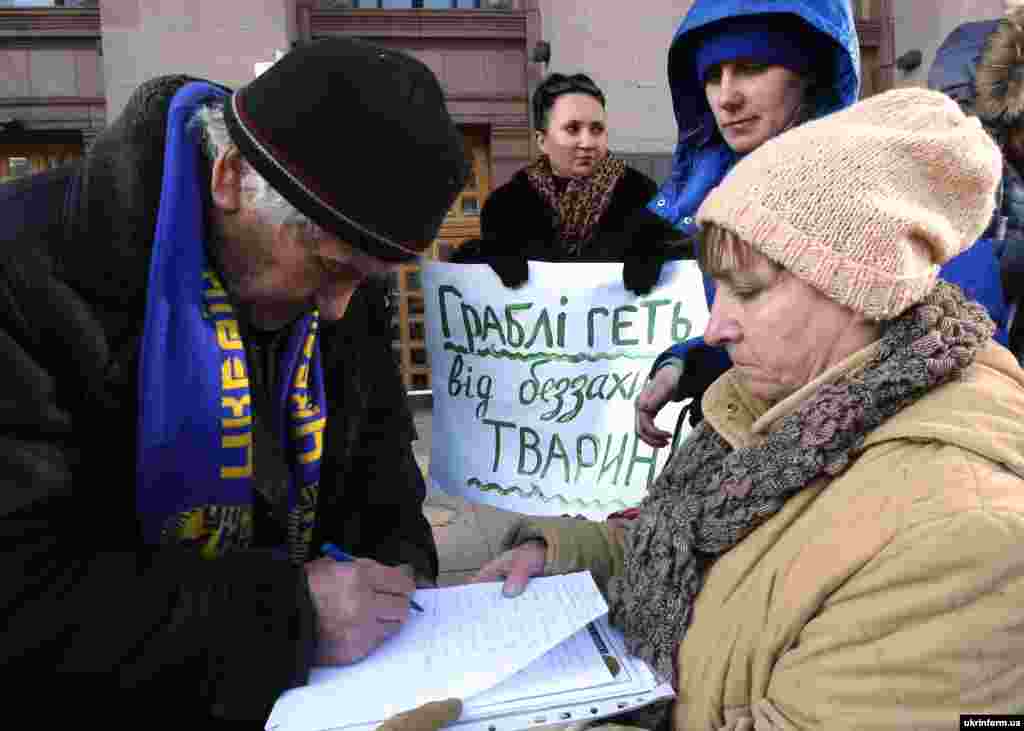 Біля будівлі Київської міської державної адміністрації відбулася акція «Закрити «Пташиний ринок»!» із вимогою відмінити виділення земельної ділянки для ТОВ «Куренівський ринок» у зв'язку з невідповідними умовами, в яких торгівці тримають тварин. Київ, 8 лютого 2016 року