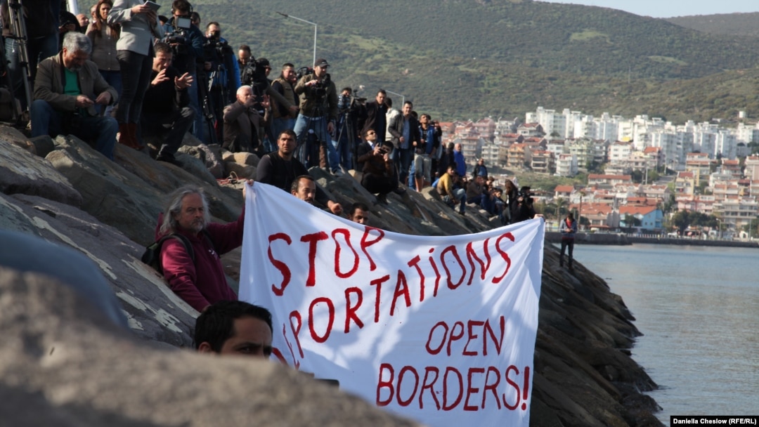 Migranți protestând împotriva deportării lor din Grecia. 4 aprilie 2016
