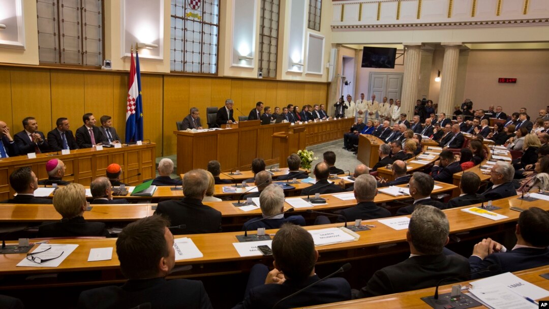 Predstavnici oporbenih stranaka i više ustavnopravnih i politoloških stručnjaka osudili su praksu vladajućih da bez konzultacija s njima rade novi Zakon o izbornim jedinicama