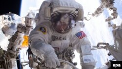 Астронавт Пеґґі Уїтсон із США за межами МКС (фото архівне)