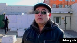 Сәлимҗан Шәмсетдинов улы белән күрешеп чыкканнан соң тикшерү изоляторы янында