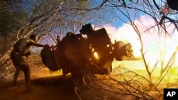 Українські військові ведуть вогонь у Курській області