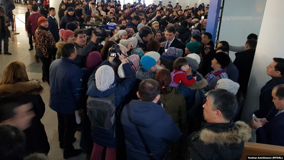 Участники встречи с представителями акимата Астаны, в основном многодетные матери, требующие улучшения качества жизни их семей, в фойе концертного зала "Астана". 15 февраля 2019 года. 