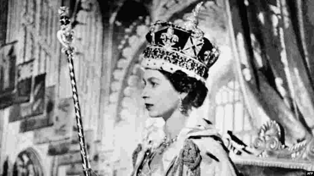 Каралева Лізавета II у дзень сваёй каранацыі. Доступ да трона быў паскораны адрачэньнем ейнага дзядзькі і раньняй сьмерцю бацькі, караля Георга VI. Яна стала каралевай у лютым 1952 году, але афіцыйная каранацыя адбылася 2 чэрвеня 1953 году, калі ёй было 27 гадоў. 