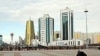 Уборщик чистит площадь перед президентской резиденцией в административном центре Астаны. 10 апреля 2007 года.