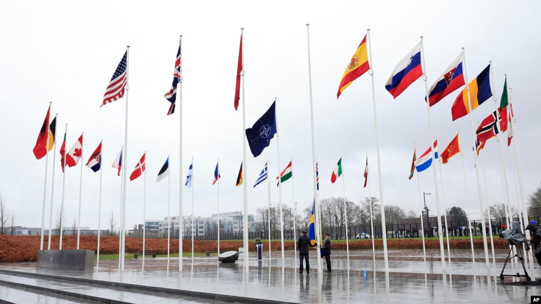 A 25-a aniversare a primei extinderi post-comuniste a NATO a venit, printr-o coincidență, la o zi după ce la sediul alianței din Bruxelles a fost ridicat steagul celei mai noi membre, drapelul albastru cu cruce galbenă al Suediei. 