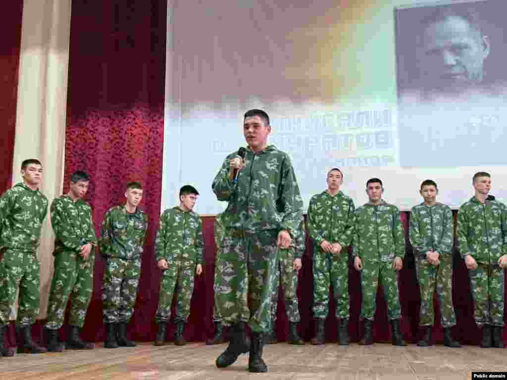 Башкортстанның Урал аръягы сәнәгать көллиятендә патриотик җырлар бәйгесе милитаристик чарага әйләнгән. Баймак районы хакимияте фотосы.