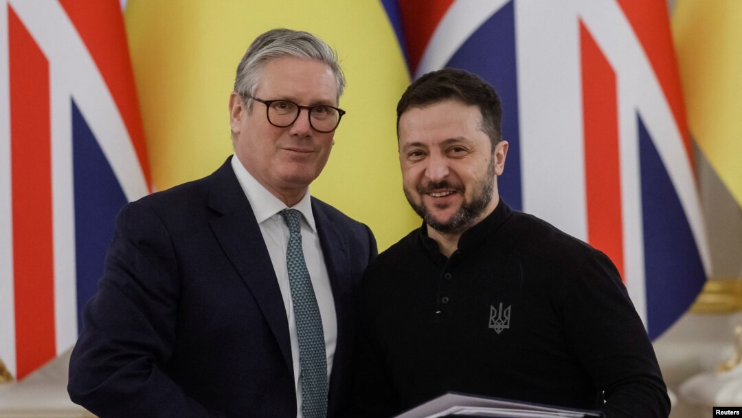 Britanski premijer Keir Starmer (lijevo) i ukrajinski predsjednik Volodimir Zelenski nakon potpisivanja "historijskog 100-godišnjeg partnerstva" u Kijevu, Ukrajina, 16. januara 2025.