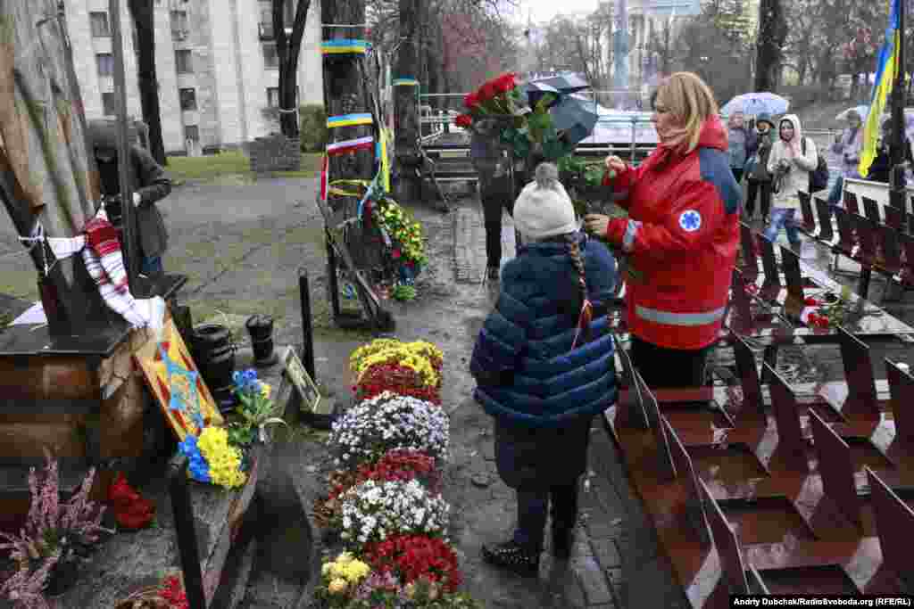 Покладання квітів до пам’ятного хреста Героям Небесної сотні з нагоди Другої річниці початку Революції гідності. На фото – лікар Ольга Богомолець із донькою. Київ, 21 листопада 2015 року