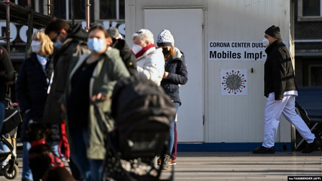 Un angajat din sănătate trece pe lângă un centru mobil de vaccinare din orașul Duisburg, vestul Germaniei, pe 12 noiembrie 2021. Țara se confruntă cu un nou val de infecții de la începutul pandemiei.