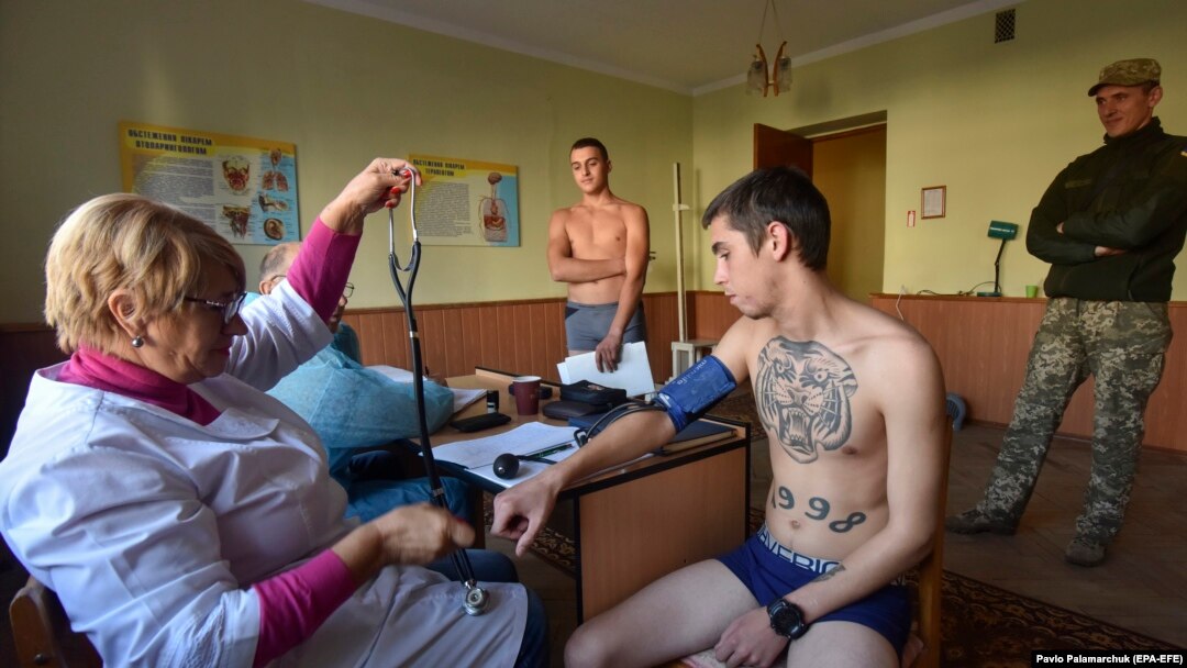 Згідно з українським законодавством, до армії призивають чоловіків у віці від 18 до 27 років, які не мають відстрочки. Водночас 18 і 19-річні повинні надати письмову згоду на службу в армії