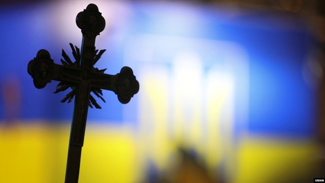 Хрест на тлі прапора України біля собору Святої Софії в Києві, де проходив Об’єднавчий собор, на якому створили Православну церкву України. Київ, 15 грудня 2018 року