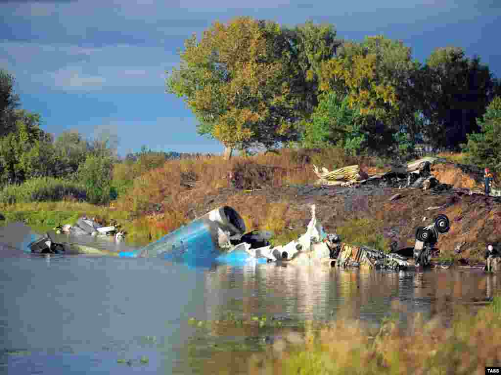 Rusija - Četrdeset četvoro ljudi poginulo je kada se srušio putnički avion, u kome su bili članovi hokejskog tima grada Jaroslavlja,07.09.2011. Foto:ITAR-TASS / Vladimir Smirnov