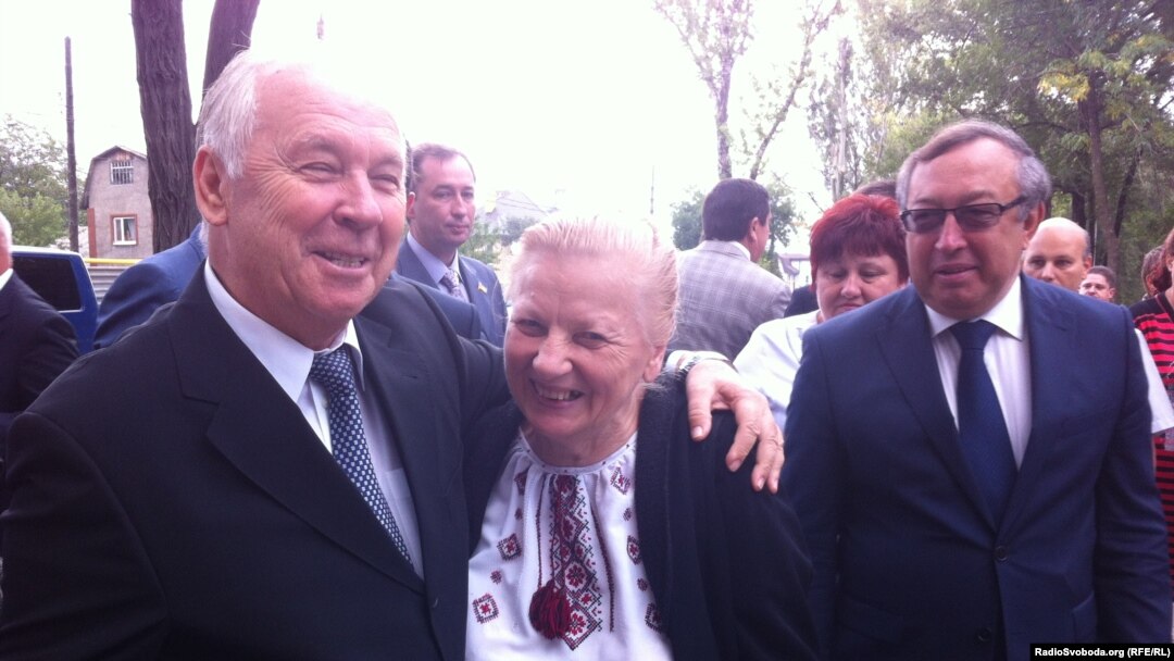 Володимир Рибак, спікер Верховної Ради, та Марія Олійник, заступник голови Донецького обласного управління товариства «Просвіта»