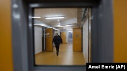 Policajac u inspekciji u Imigracionom centru u Lukavici (arhivska fotografija).