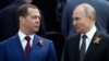 Dmitrij Medvedev i Vladimir Putin tokom parade na Dan pobjede, u Moskvi, 9. 5. 2019.