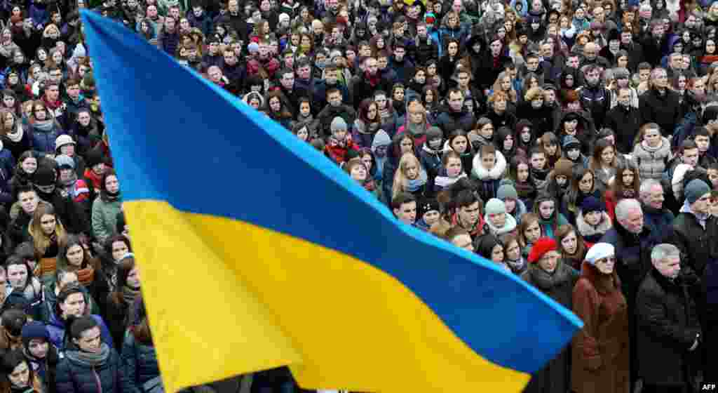 Люди приносять квіти до пам'ятника Героям Небесної сотні в Києві. Сьогодні минає два роки від початку кривавих боїв у центрі Києва. Фото: 18 лютого 2016 року