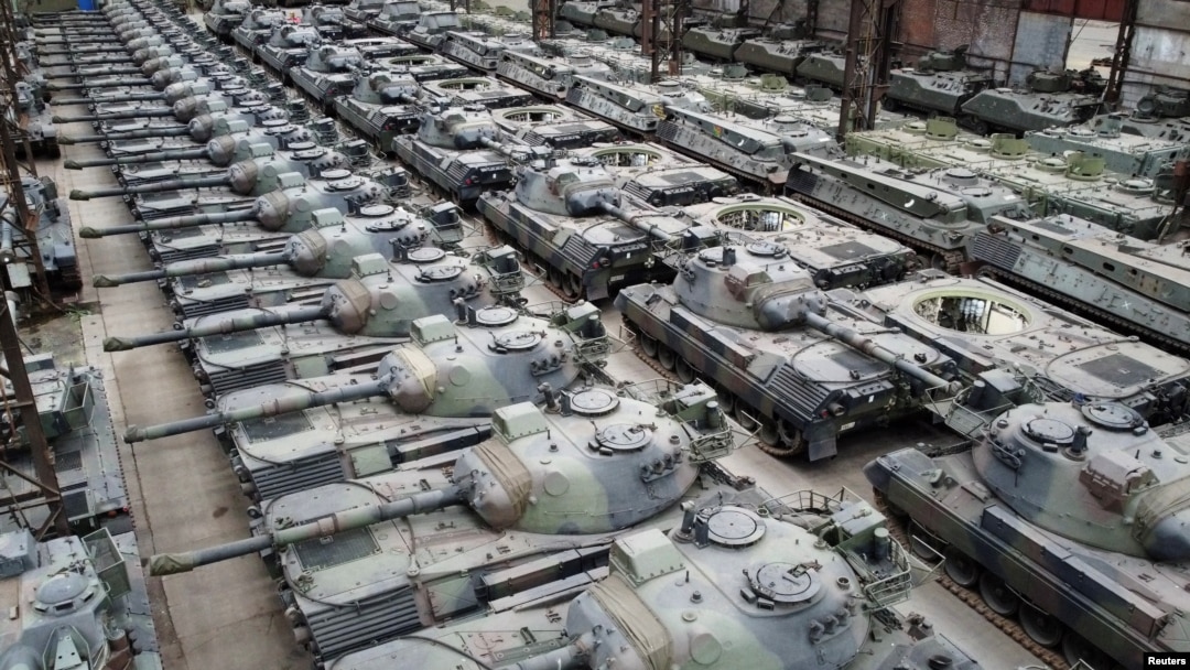 Desetine tenkova nemačke proizvodnje Leopard 1 u hangaru u Turneu, u Belgiji, ranije ove godine.