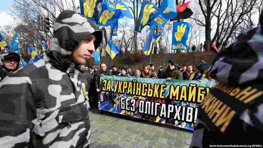 Близько півтори тисячі людей взяло участь у марші «За українське майбутнє без олігархів!» у Києві, 3 квітня 2018 року БІЛЬШЕ ПРО ЦЕ