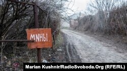 Замінована дорога біля будинку Валентини у селі Сизе на Луганщині