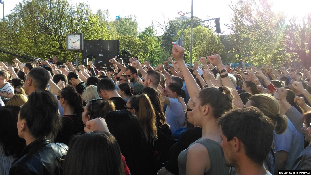 "Svih ovih godina vlast je imala podanike koji su ćutali i trpili. Sada se suočavaju sa iskazivanjem drugačijeg mišljenja", ocjenjuje analitičarka Tanja Topić. (na fotografiji: protest građana u Banjaluci, 2018.)