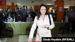 Сьвятлана Ціханоўская галасуе на выбарах 9 жніўня