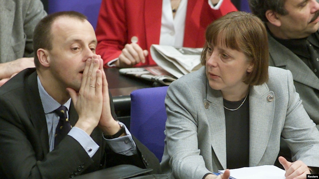 Secretarul general al Partidului Creștin Democrat (CDU) german, Angela Merkel și deputatul Friedrich Merz în timpul unei sesiuni a Parlamentului german în Reichstag-ul din Berlin, 17 februarie, 2000.