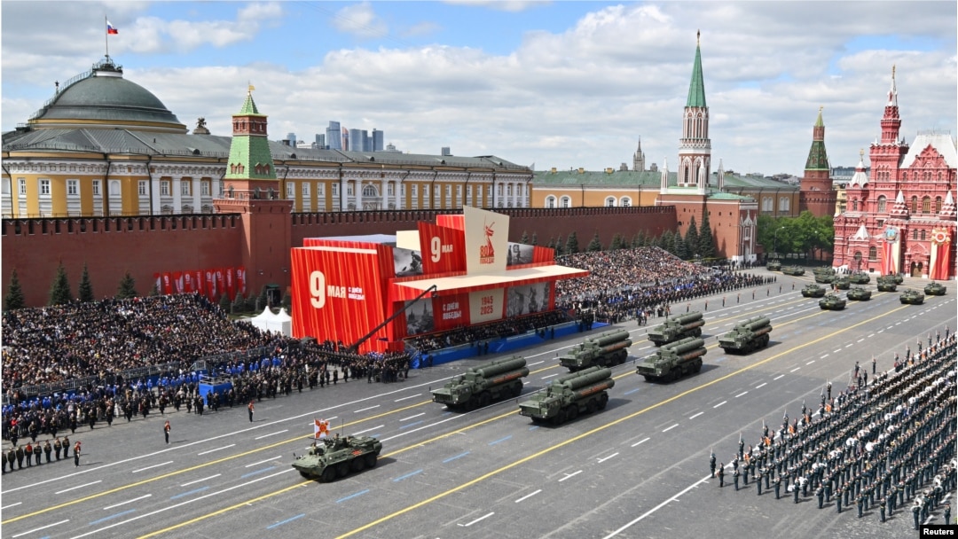 Rusia marchează cea de-a 80-a aniversare a capitulării Germaniei naziste cu o paradă militară masivă în Piața Roșie din Moscova, pe 9 mai.