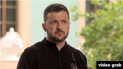 До списку увійшли колишні урядовці, народні депутати, керівники СБУ і Генпрокуратури, прокурори, артисти, російські політичні, релігійні й культурні діячі