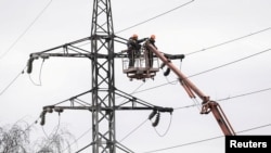 Енергетики вже почали підʼєднувати абонентів до електромережі