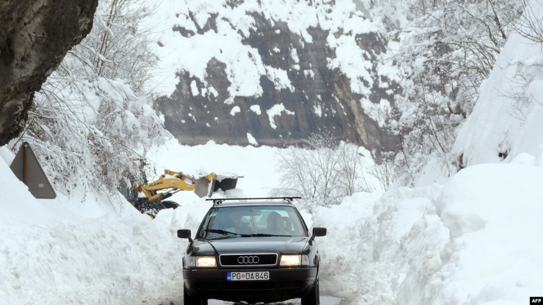 Automobil na jednom od puteva ka Podgorici, 5. februar 2012.