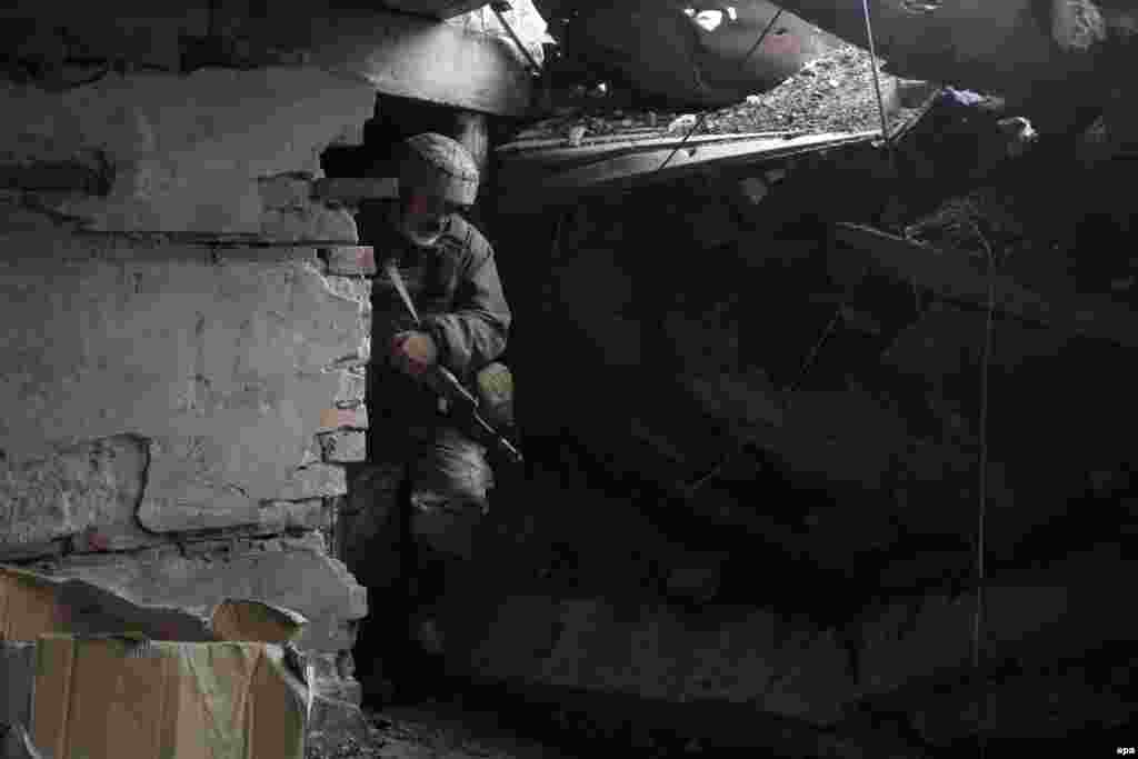 Український військовий чергує на одній з бойових позицій шахти «Бутівка», Донецька область, 11 травня 2017 року ПЕРЕГЛЯНЬТЕ ФОТОГАЛЕРЕЮ