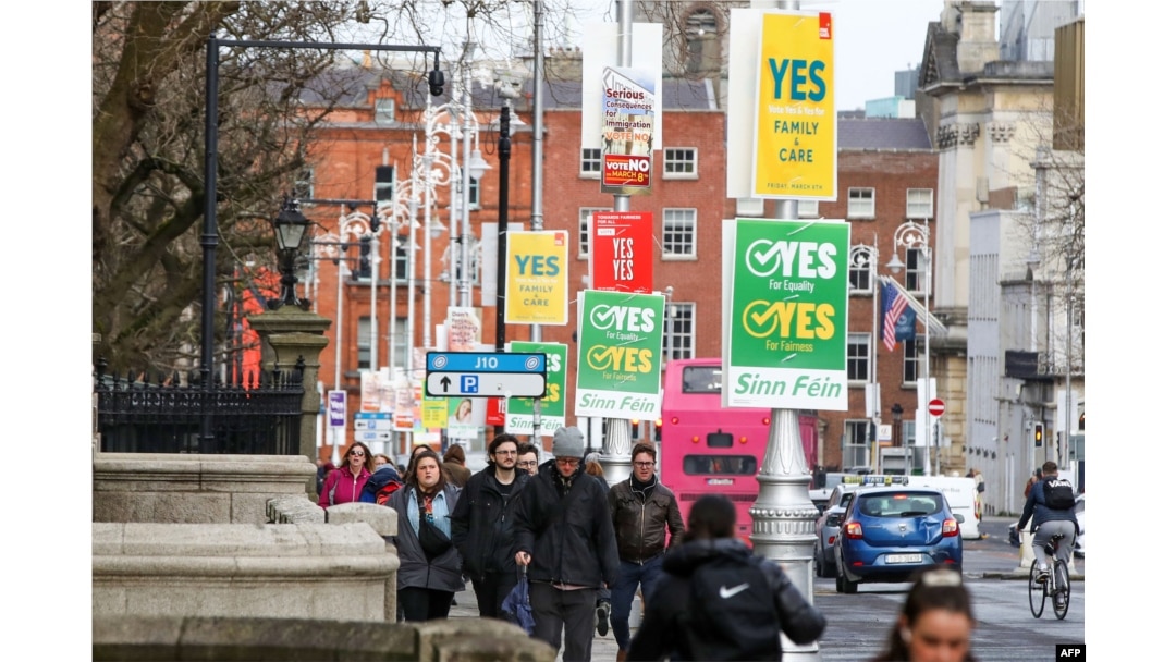 Plakati "Da" i "Ne" na ulici ispred vladinih zgrada u Dublinu, Irska, 5. marta 2024., uoči irskog referenduma održanog na Međunarodni dan žena.