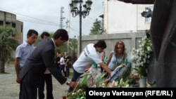 Несмотря на непогоду, молодежь шеренгой отправилась в центр города, к памятнику погибшим во время войны